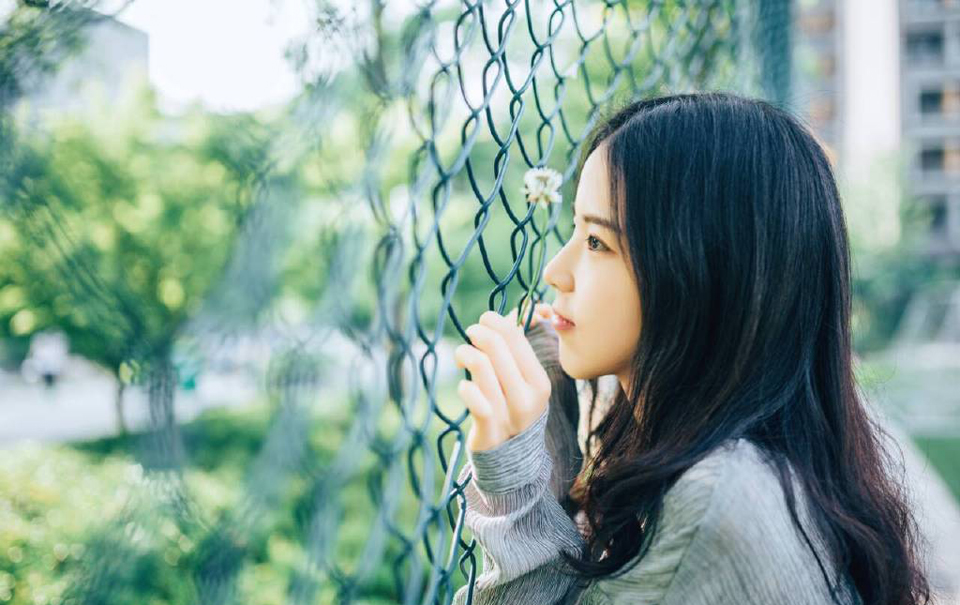 一名失去武器的虎卫趁其不备，咆哮着从后面抱向夜鹰那看起来纤弱的身体。